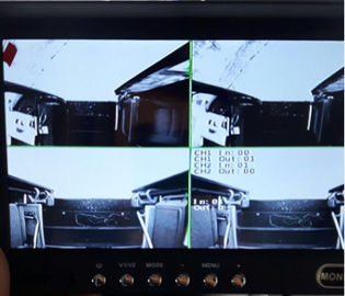 La gente automatica del bus ricambia tutti in un video GPS in tempo reale che segue per il mini bus del sottobicchiere